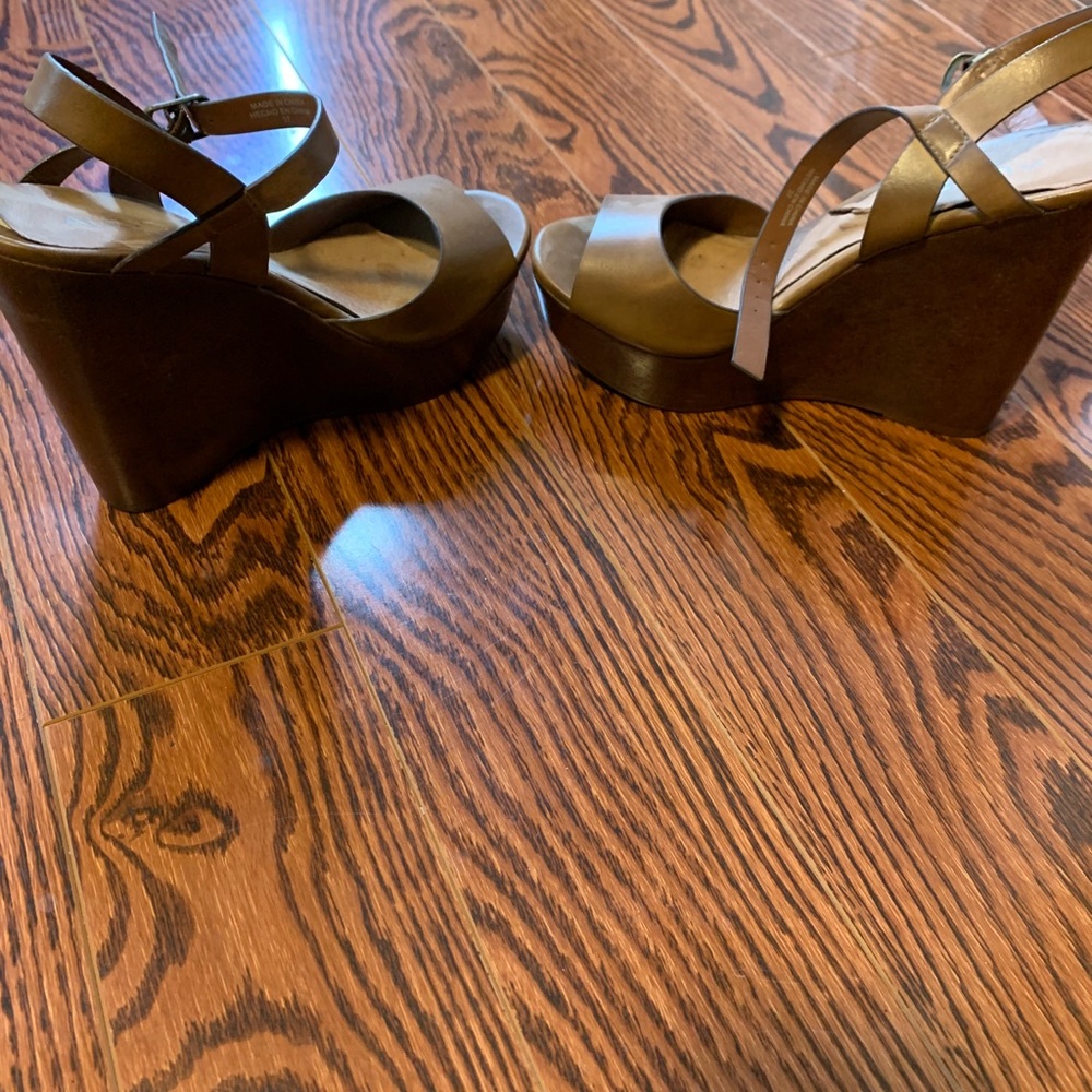 Wooden platform pumps